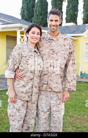 Militärische paar In Uniform stehen außen Haus Stockfoto