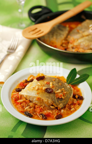 Kabeljau mit Rosinen und Pinienkernen. Rezept zur Verfügung. Stockfoto