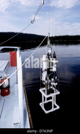 USGS limnologe Bereitstellen einer multi-parameter Wassersäule Profiler in Payette Lake im Westen - zentrales Idaho. Stockfoto