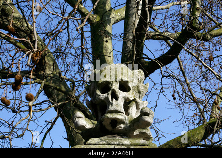 Schädel und gekreuzten Knochen Skulptur auf dem Pfosten nach St. Nikolaus Kirche, Deptford, London, UK Stockfoto