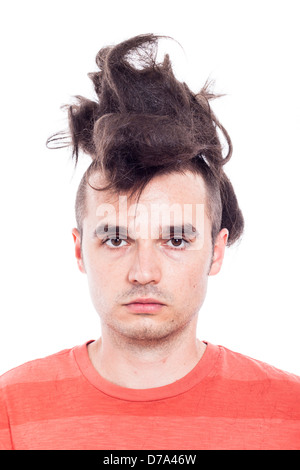 Porträt eines Mannes mit verrückten Haarschnitt, isoliert auf weißem Hintergrund Stockfoto