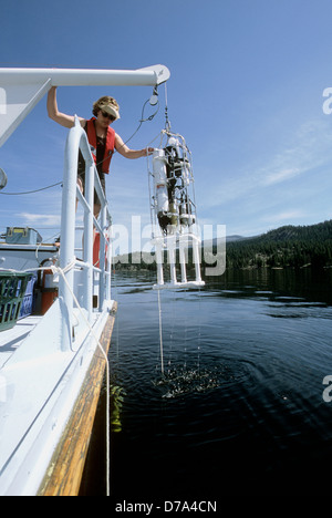 USGS hydrologischen Techniker Bereitstellen eines Multiparameter Wasser Spalte Profilers in Payette See im mittleren Westen Idaho. Stockfoto