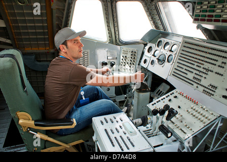 Mann an Steuerelemente russische Raumfähre Buran im Museum Baikonur Raum Museum Kosmodrom Baikonur, Kasachstan Stockfoto