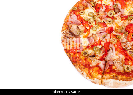 Gute Pizza mit Mozzarella, Schinken, Schweinefleisch, eingelegte Paprika, Oliven, die isoliert auf weißem Hintergrund Stockfoto