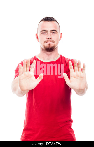 Defensive Mann im roten T-shirt gestikulieren Stop, isoliert auf weißem Hintergrund Stockfoto