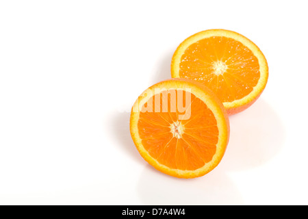 Orange Hälften auf weißem Hintergrund Stockfoto
