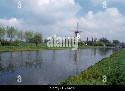 Kanal Windmühle Damme Plaines de Flandres Belgien Stockfoto