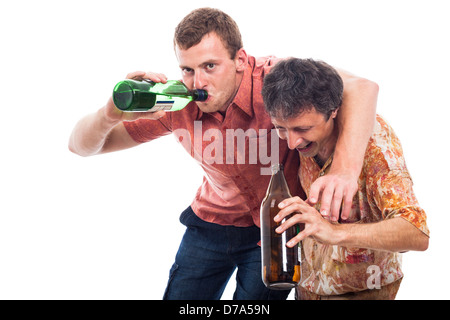 Zwei lustige betrunkene Männer mit Flasche Alkohol, isoliert auf weißem Hintergrund Stockfoto