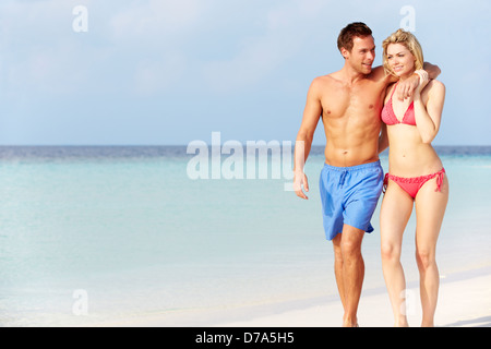 Romantisch zu zweit zu Fuß auf schönen tropischen Strand Stockfoto