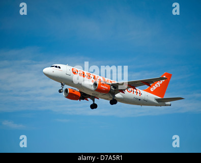 Easy Jet Airbus A 319-111 Kurzstrecke zivile Verkehrsflugzeug Stockfoto