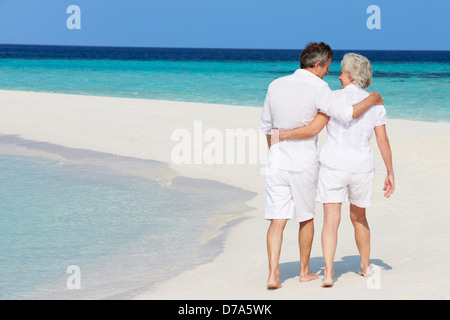 Senior romantisch zu zweit zu Fuß auf schönen tropischen Strand Stockfoto