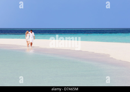 Romantisch zu zweit zu Fuß auf schönen tropischen Strand Stockfoto