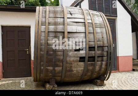 sehr alte große Weinfass, Oval geformt Stockfoto