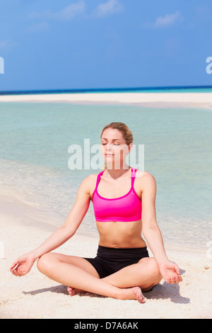 Frau, meditieren am Strand Stockfoto
