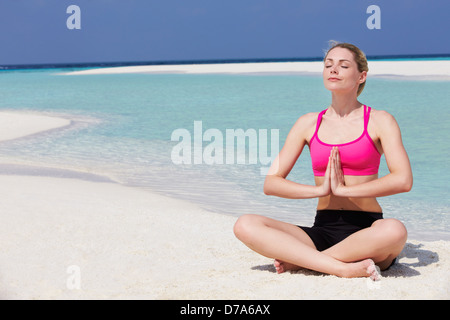 Frau, meditieren am Strand Stockfoto