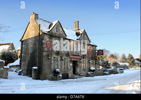 Ein traditionelles englisches Pub im Winter - die Rose & Krone in dem Dorf Nympsfield in Gloucestershire UK Stockfoto