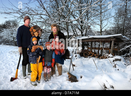 Eine ländliche Familie aus Herefordshire, die Holz zu verwenden, um die Heizung und Kochen Bereich in ihrem Haus UK Kraftstoff Stockfoto