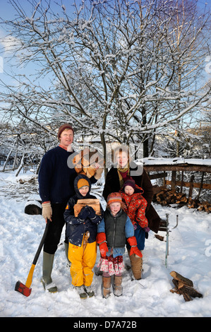 Eine ländliche Familie aus Herefordshire, die Holz zu verwenden, um die Heizung und Kochen Bereich in ihrem Haus UK Kraftstoff Stockfoto