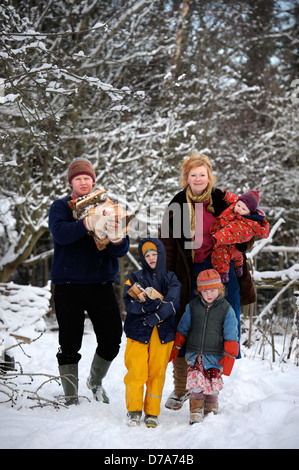 Eine ländliche Familie aus Herefordshire, die Holz zu verwenden, um die Heizung und Kochen Bereich in ihrem Haus UK Kraftstoff Stockfoto