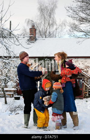 Eine ländliche Familie aus Herefordshire, die Holz zu verwenden, um die Heizung und Kochen Bereich in ihrem Haus UK Kraftstoff Stockfoto