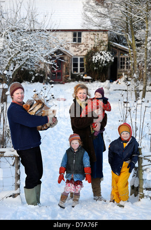 Eine ländliche Familie aus Herefordshire, die Holz zu verwenden, um die Heizung und Kochen Bereich in ihrem Haus UK Kraftstoff Stockfoto