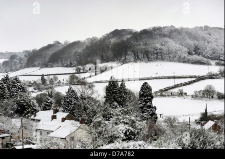 Kinder Rodeln auf einem Hügel in der Nähe von Wotton-unter-Kante, Gloucestershire UK Stockfoto