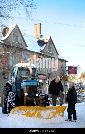 Der Schnee Warden und Pflüger Gerald Smith, der vom Rat eingesetzt wird, um Straßen zu halten öffnen in seinem Dorf Nympsfield im Glo Stockfoto