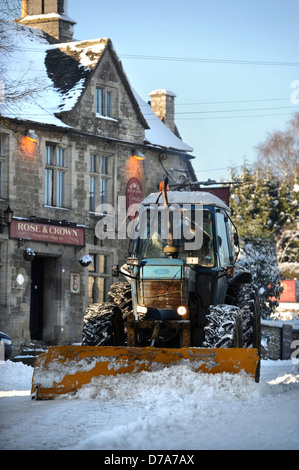 Der Schnee Warden und Pflüger Gerald Smith, der vom Rat eingesetzt wird, um Straßen zu halten öffnen in seinem Dorf Nympsfield im Glo Stockfoto