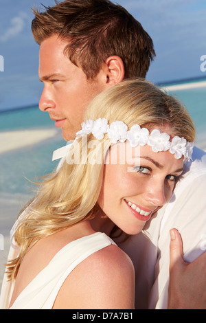Zu zweit am wunderschönen Strandhochzeit Stockfoto