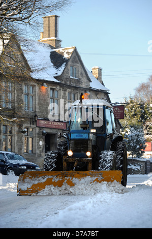 Der Schnee Warden und Pflüger Gerald Smith, der vom Rat eingesetzt wird, um Straßen zu halten öffnen in seinem Dorf Nympsfield im Glo Stockfoto