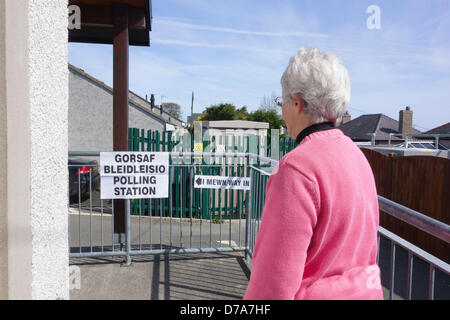 Benllech, Isle of Anglesey, Wales, UK. Donnerstag, 2. Mai 2013. Eine ältere Frau, die Wähler in das Wahllokal in Lligwy ward in der lokalen Wahlen auf Ynys Mon County Council zu stimmen. Anglesey ist der einzige Rat in Wales, wo gibt es eine Wahl, nachdem es im Jahr 2012, wenn alle anderen Walisischen Räte gewählt wurden, damit eine Überprüfung für den unruhigen Rat verschoben wurde. Stockfoto