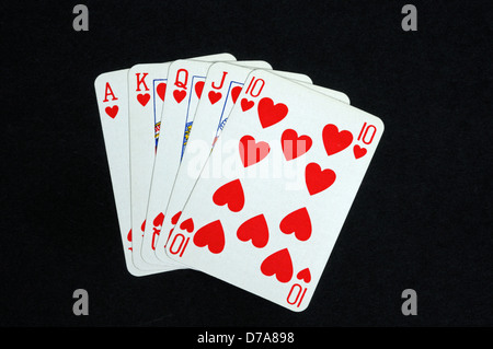 Royal Flush Pokerhand vor einem schwarzen Hintergrund. Stockfoto