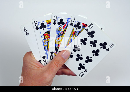 Royal Flush Poker Hand in der Clubanzug vor einem schlichten Hintergrund. Stockfoto