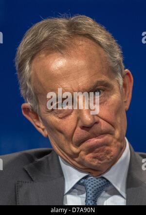 1. Mai 2013 - spricht Los Angeles, Kalifornien, USA - TONY BLAIR, ehemaliger Premierminister von Großbritannien und Nordirland, in einem Panel '' investieren in afrikanischen Wohlstand '' während die Milken Institut Global Conference. (Kredit-Bild: © Ringo Chiu/ZUMAPRESS.com) Stockfoto