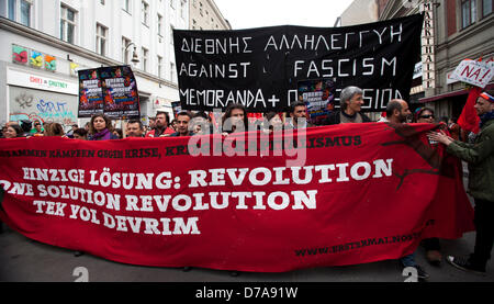 Berlin, Deutschland. 2. Mai 2013. Tausende kommen Proteste gegen den Kapitalismus und Faschismus in Berlin, Deutschland am 1. Mai an einer Demonstration am Brandenburger Tor endet... Bildnachweis: Rey T. Byhre / Alamy Live News Stockfoto