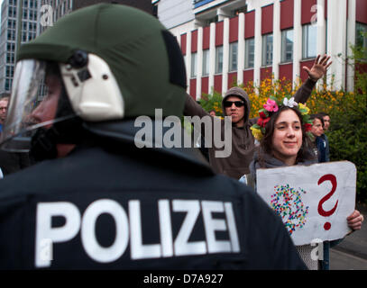 Berlin, Deutschland. 2. Mai 2013. Demonstranten gegen den Kapitalismus und Faschismus in Berlin, Deutschland am 1. Mai während eines Marsches endet am Brandenburger Tor... Bildnachweis: Rey T. Byhre / Alamy Live News Stockfoto