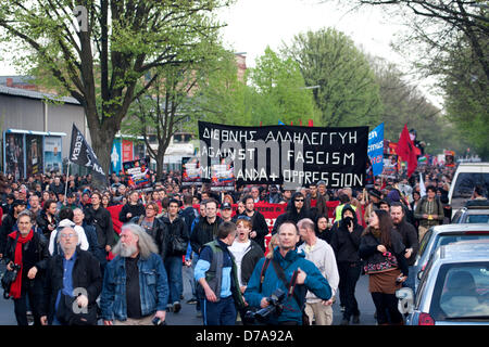 Berlin, Deutschland. 1. Mai 2013. Tausende kommen Proteste gegen den Kapitalismus und Faschismus in Deutschlands Hauptstadt Berlin am 1. Mai an einer Demonstration am Brandenburger Tor enden. Bildnachweis: Rey T. Byhre / Alamy Live News Stockfoto