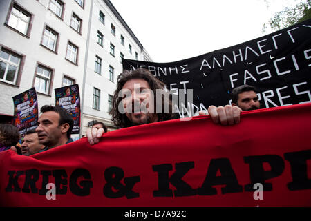 Berlin, Deutschland. 1. Mai 2013. Tausende kommen Proteste gegen den Kapitalismus und Faschismus in Deutschlands Hauptstadt Berlin am 1. Mai an einer Demonstration am Brandenburger Tor enden. Bildnachweis: Rey T. Byhre / Alamy Live News Stockfoto