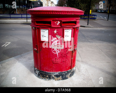 Twin Slot rot UK Säule box Stockfoto