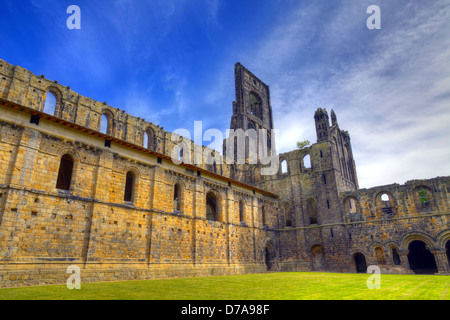 Überreste einer historischen Zisterzienserkloster - Kirkstall Abbey HDR-Bild Stockfoto