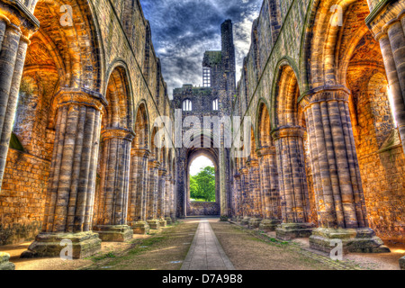 Überreste einer historischen Zisterzienserkloster - Kirkstall Abbey HDR-Bild Stockfoto