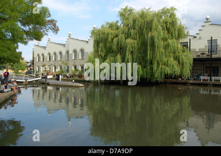 Leiter in einem Schloss am Regents Kanal in London, England Stockfoto