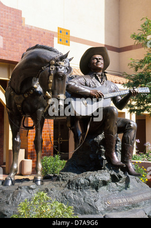 Eine Bronzeskulptur von Schauspieler/Sänger Gene Autry und sein Pferd erscheint im Autry Museum des amerikanischen Westens in Los Angeles, Kalifornien, USA. Stockfoto