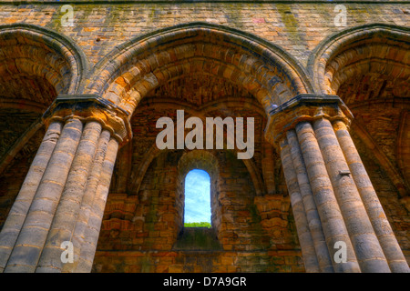 Überreste einer historischen Zisterzienserkloster - Kirkstall Abbey HDR-Bild Stockfoto