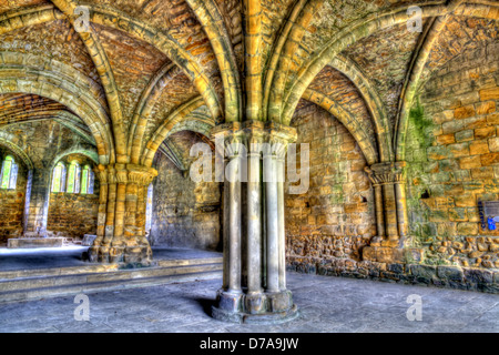 Überreste einer historischen Zisterzienserkloster - Kirkstall Abbey, Kapitelsaal; HDR-Bild Stockfoto