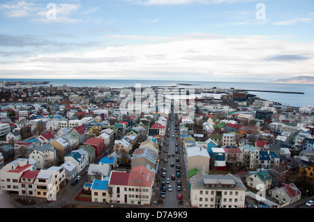 Ein Blick über Reykjavík von der Spitze der Hallgrímskirkja, die größte Kirche in Island. Stockfoto