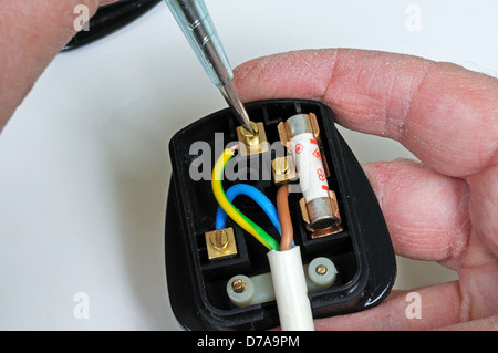 Mann, Verdrahtung Englisch 3 Pin 13 Amp-Stecker - einfügen Erdungsleiter, England, Vereinigtes Königreich, West-Europa. Stockfoto