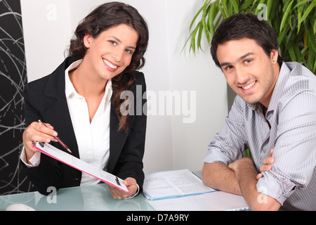Frau erklären, Vertrag, Kunde Stockfoto