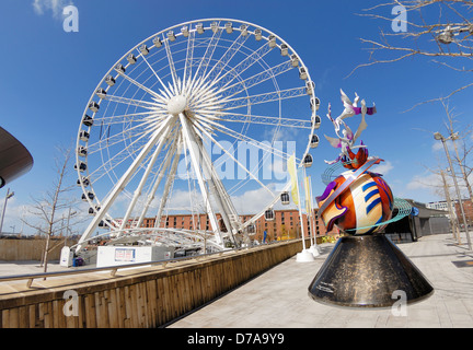 Europäischen Friedensmonument befindet sich bei Liverpool Echo Arena / Herzöge Dock / Albert Do von Liverpool und engagierten an John Lennon. Stockfoto