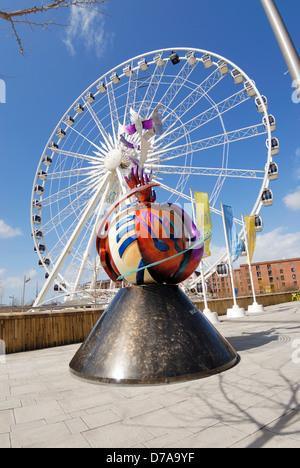 Europäischen Friedensmonument befindet sich bei Liverpool Echo Arena / Herzöge Dock / Albert Do von Liverpool und engagierten an John Lennon. Stockfoto